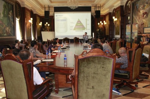 图为企业家投融资场景