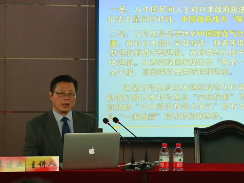 图为朱建业少将发表演讲
