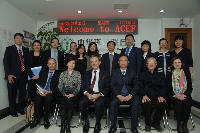 图为合影(后排右四为赵京慰律师