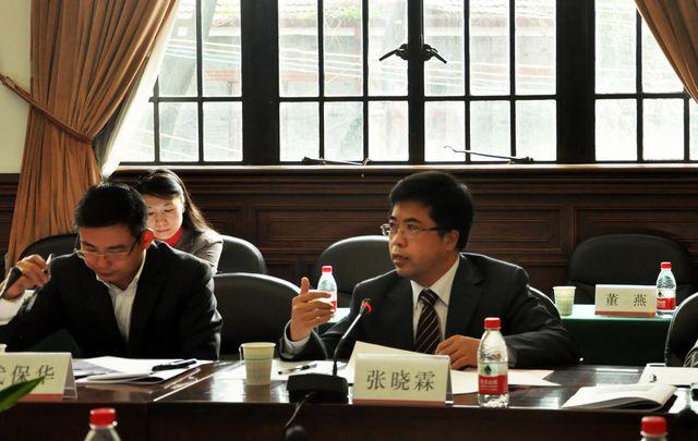 图为张霖律师发表演讲