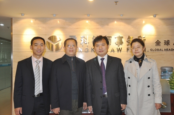 图为双方合影（左二为乐凯集团资产运营经理郑之敏）