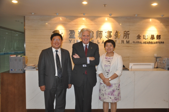 图为双方亲切合影